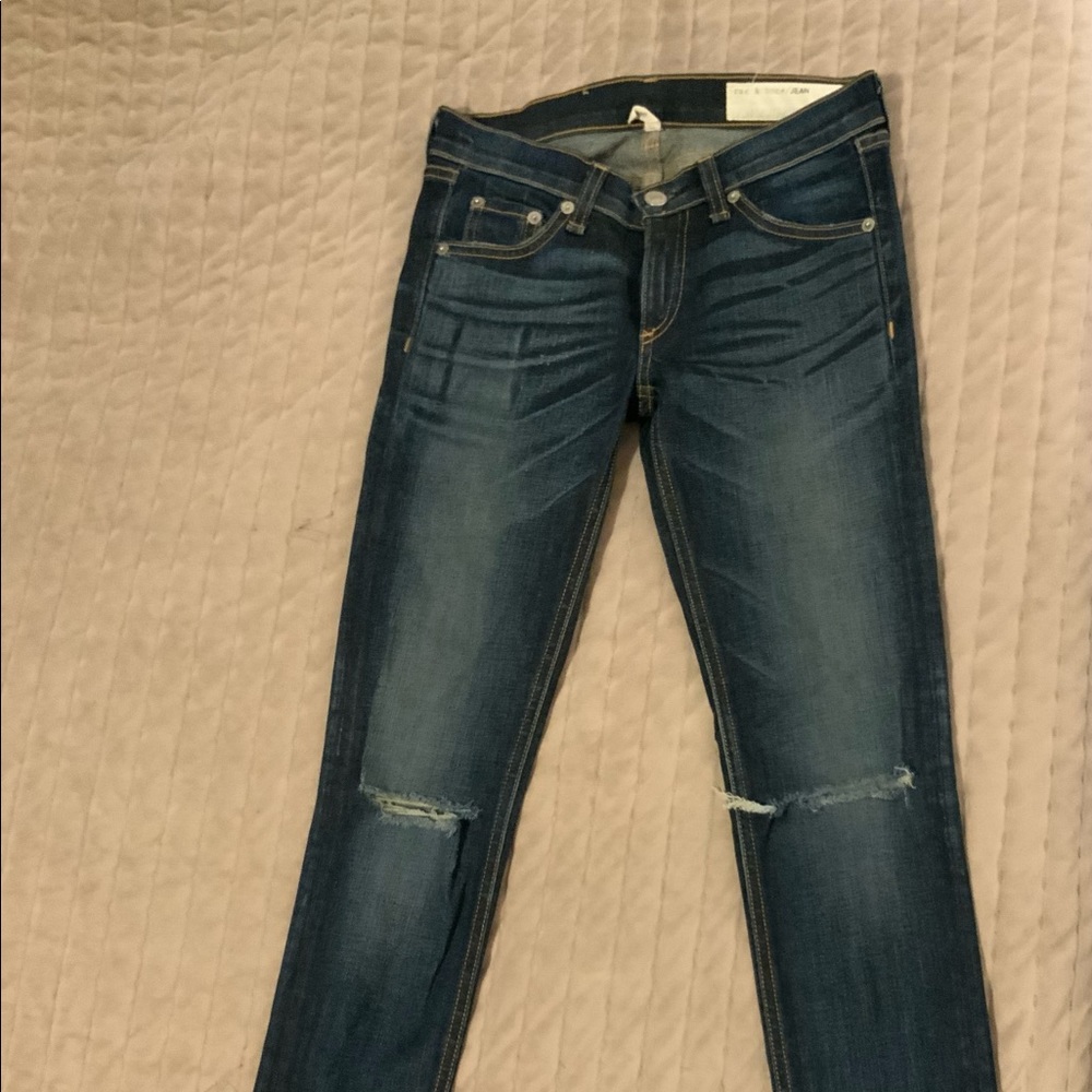 rag & bone dark blue skinny jeans w/ distressed knees & whisking